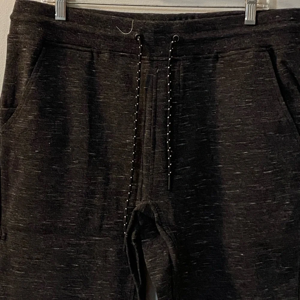Rebel Canyon charcoal heather joggers size large. Pockets with tapered leg. New